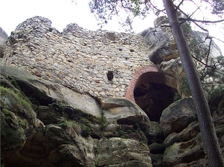 Zícenina hradu Rottejn na Maloskalsku. 