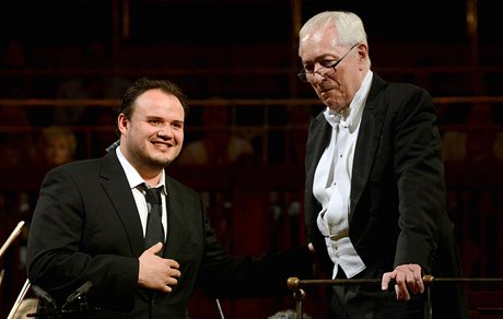 Dirigentu Liborovi Pekovi (vpravo) na koncertu k osmdesátinám blahopál i