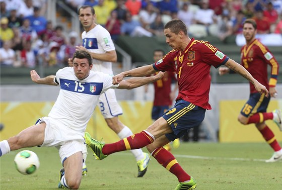 MAXIMÁLNÍ OBTAVOST. panlský útoník Fernando Torres stílí, do jeho rány