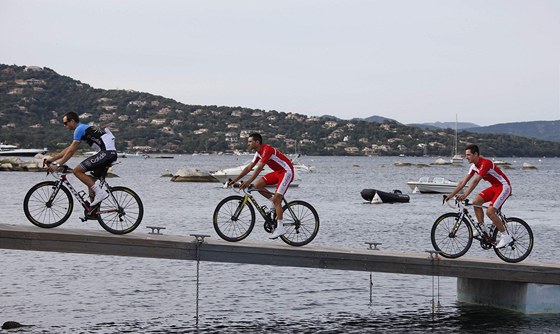 Tým Cofidis pijídí na slavnostní zahájení Tour de France. Estonec Rein