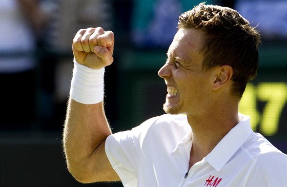 RADOST. eský tenista Tomá Berdych se probojoval do osmifinále Wimbledonu.