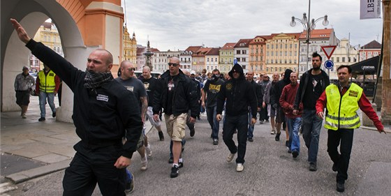 Na konci ervna se na hlavním budjovickém námstí selo asi 800 lidí. Poté vyrazili v prvodu na Máj, kde se tvrd stetli s policií.