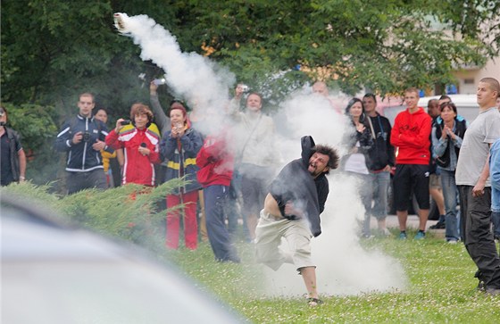 Demonstrant odhazuje dýmovnici pi demonstraci v eských Budjovicích. (29.