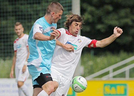 Plzeský Mladen Vaselinovi (vpravo) v pípravném utkání proti Rokycanm.