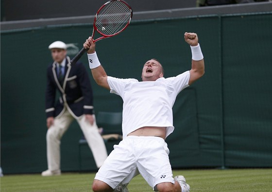 JET M NEODEPISUJTE. Lleyton Hewitt slaví výhru v 1. kole Wimbledonu nad