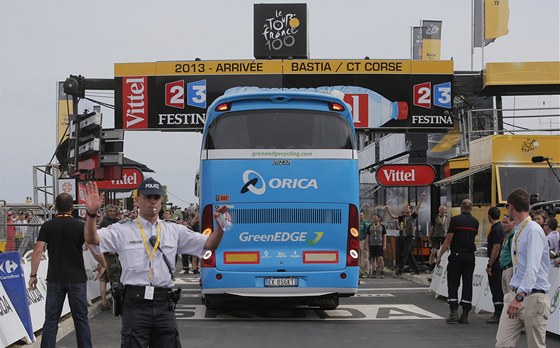 ZMATKY V CÍLI. Cílovou rovinku v první etap chvíli ped píjezdem pelotonu zablokoval týmový autobus stáje Orica-GreenEdge, který se zachytil o cílovou bránu a nemohl odjet.