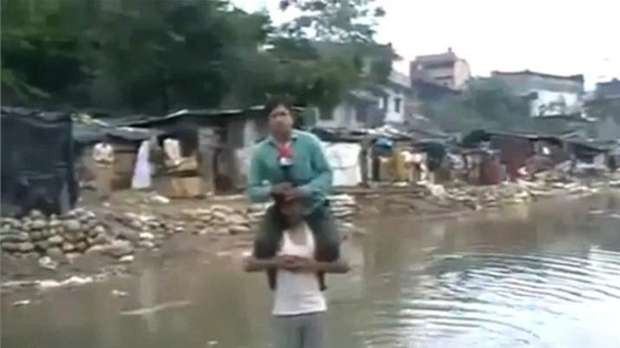 Indický reportér informoval o povodních z ramenou vyplaveného.