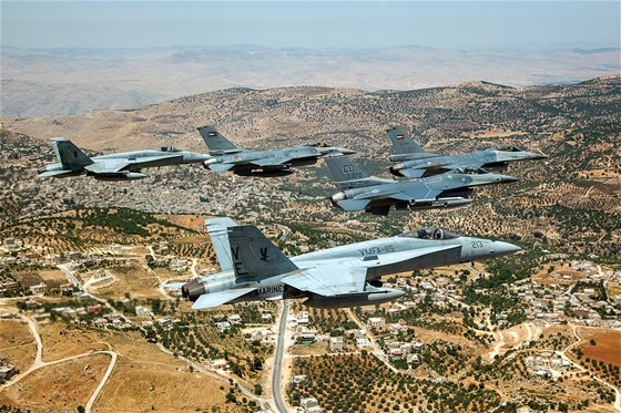 Jordánské stíhaky F-16 vedou formaci, kterou tvoí jet  letoun F-16 americké...