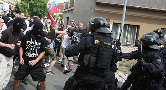 Neonacistická nebo anarchistická uskupení dnes podporuje pes jedenáct tisíc mladých. (Ilustraní foto)