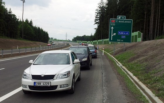 Po nové ásti D3 se ve tvrtek projeli hosté, kteí byli pozvaní na slavností