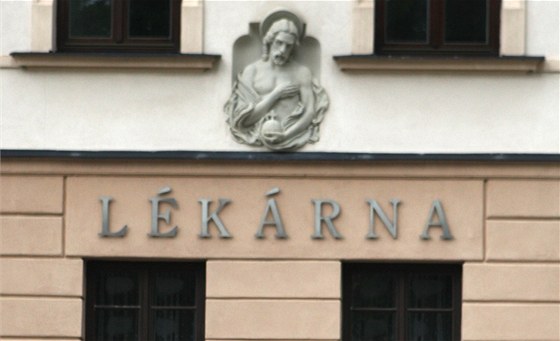 Historická budova se známou Lékárnou u Salvátora na Vratislavov námstí v