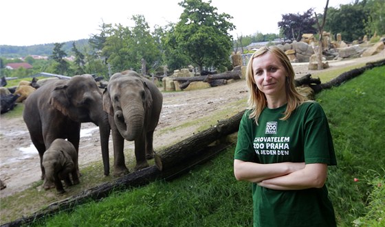 Renata Kucsarová se stala na den chovatelkou slon v praské zoo.