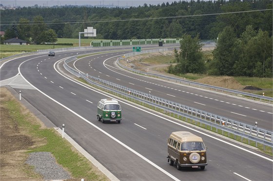 Motoristé na jihu ech si od konce ervna uívají nov otevený úsek D3 z Tábora do Veselí nad Lunicí. Mí 25 kilometr.