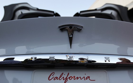 Elektromobilce Tesla se v posledním roce skvle daí. Vydrí ji to?