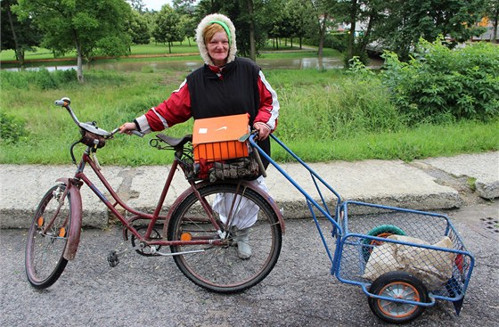 Od kamaráda Komendy si Naa pjila kolo a kárku a snaila se vysthovat svj