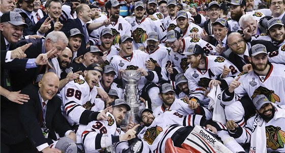 VÍTZOVÉ. Hokejisté Chicaga pózují se Stanley Cupem. 