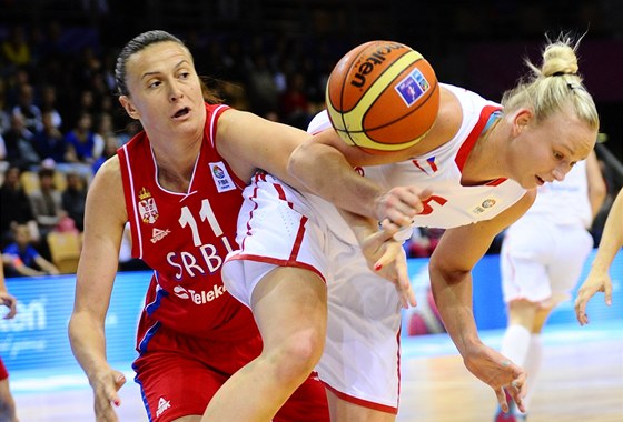 eská basketbalistka Michaela Zrstová (vpravo) s souboji s Ivankou Matiovou z