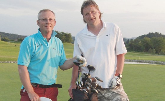 REKORDMANI- Zleva: enk Lorenc a Jaromír Bosák hráli golf 17 hodin.