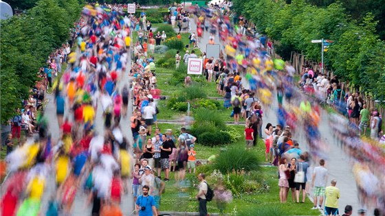 Na olomouckém plmaratonu letos padaly i navzdory vedrm rekordy. Opt bylo nejvíce úastník za vechny roníky, celkem na ti a pl tisíce profesionál a amatér.