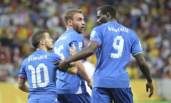 Sebastian Giovinco, Daniele De Rossi a Mario Balotelli slaví gól italské