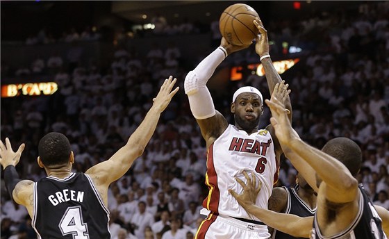 LeBron James z Miami proti pesile obránc San Antonia, vlevo Danny Green,