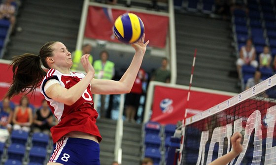 Kapitánka eských volejbalových juniorek Lucie Herboková pracuje na síti.