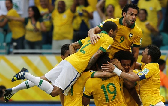 Braziltí fotbalisté slaví gól proti Itálii.
