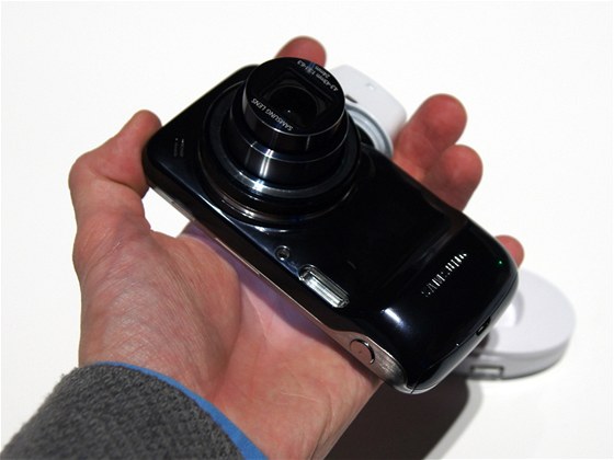 Samsung Galaxy S4 zoom na premie v Londn