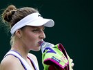 Kristna Plkov dopluje tekutiny v souboji se slovenskou tenistkou Janou