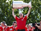Trenér Joel Quenneville dovedl Chicago k zisku Stanley Cupu a s trofejí nad...