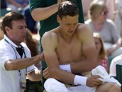 PROBLM. esk tenista Tom Berdych si nechv ve 3. kole Wimbledonu oetit