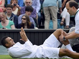 DKY! Francouzsk tenista Jo-Wilfried Tsonga tlesk fyzioterapeutovi, kter mu