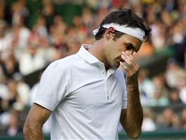 KONEC. výcarský tenista Roger Federer senzan prohrál ve Wimbledonu u ve 2....