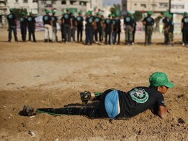 Chlapec se plazí bhem militantního cviení na táboe v Gaze (16. ervna 2013).