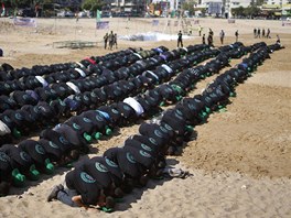 Mladí Palestinci se na táboe modlí