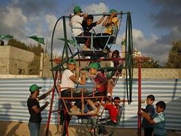 Chlapci si hrají v táboe poádaném islamistickým militantním hnutím Hamás,...