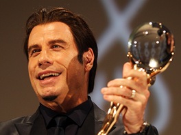 Herec John Travolta s Kilovch glbem na zahjen 48. ronku mezinrodnho
