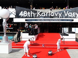 poslední vteiny do zahájení 48. roníku karlovarského festivalu (28. ervna...