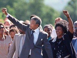 PELOMOVÝ MOMENT. Nelson Mandela s tehdejí manelkou Winnie zdraví své...