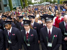 Diváci ekají na vputní do areálu londýnského Wimbledonu. (24. ervna 2013)