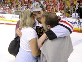 VÍTZNÉ OBJETÍ. Michael Frolík s rodii po triumfu ve Stanley Cupu