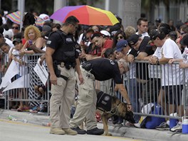 Mezi statisíci lidí v ulicích bylo moné spatit policejní psy vycviené na