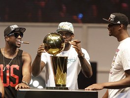 S vítznými doutníky hvzdy Miami: (zleva) Dwyane Wade, LeBron James a Chris