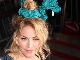 Madonna s tyrkysovými ouky nejprve pózovala pro reklamní kampa francouzského...