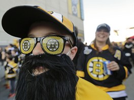 VIDÍM TO BOSTONSKY. Fanouek Bostonu Bruins drí basu se "svým" týmem. Také on...