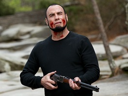 John Travolta ve filmu Sezona zabjen.