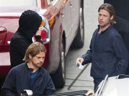 Brad Pitt a jeho dublér Domonkos Pardanyi bhem natáení filmu Svtová válka Z...