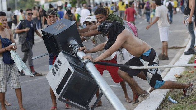 Protestujc por dopravn signalizaci bhem nepokoj v Brazlii (20.6. 2013)