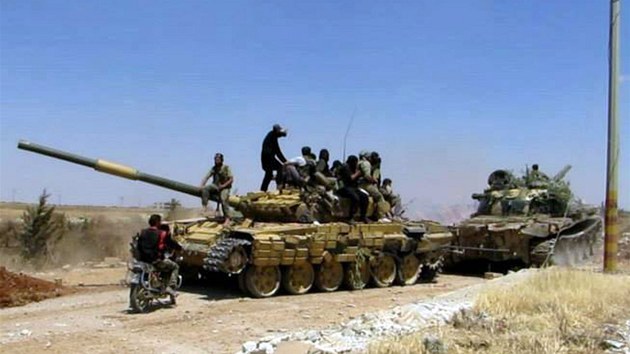 Syrt rebelov na tanku, kterho se zmocnili po dobyt vojensk zkladny Iskan v provincii Idlb (14. ervna 2013)