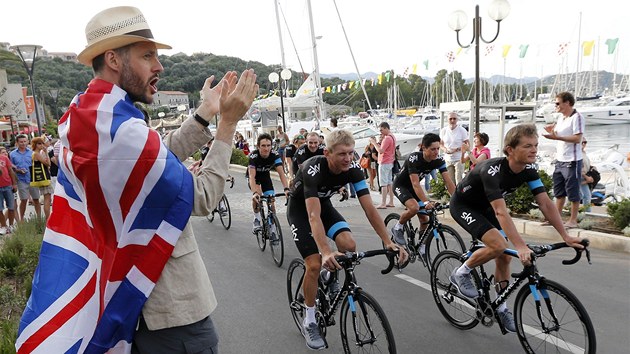 Fanouek tlesk cyklistm tmu Sky ped startem jubilejn Tour de France.